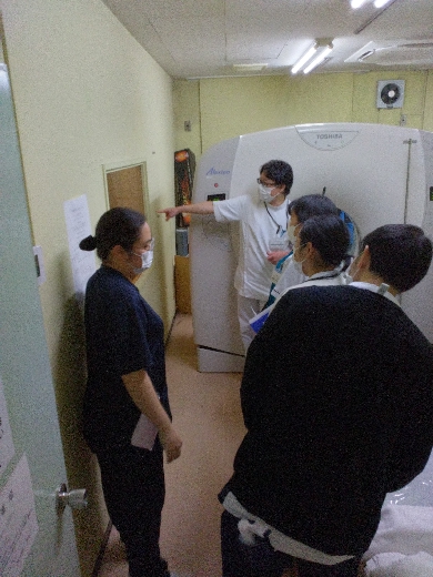 MRI室において検査機器の説明を受ける