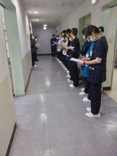 病棟師長より当院病棟の説明を受ける